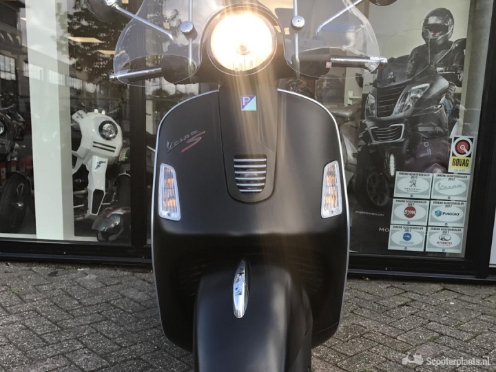 Vespa GTS Supersport 300 matzwart